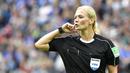 Aksi Bibiana Steinhaus memimpin laga antara Hertha Berlin dan Werder Bremen  pada lanjutan Bundesliga di Berlin, Jerman (10/9/2017). Laga tersebut merupakan debut Bibiana Steinhaus. (AFP/Tobias Schwarz)