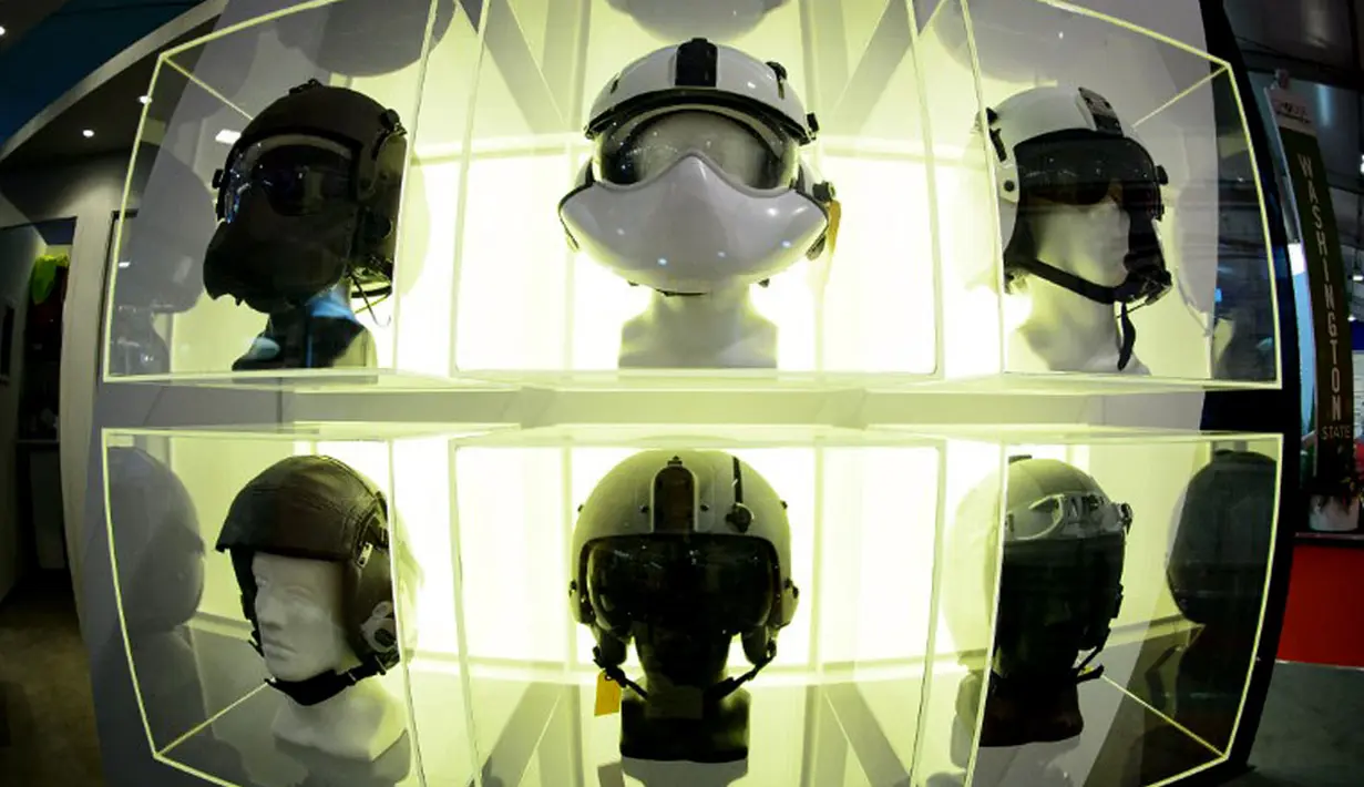 Salah satu stand yang ada di pameran udara Farnborough di Hampshire, Inggris, (14/7/2014), menampilkan teknologi helm pesawat tempur. (AFP PHOTO/Leon Neal)