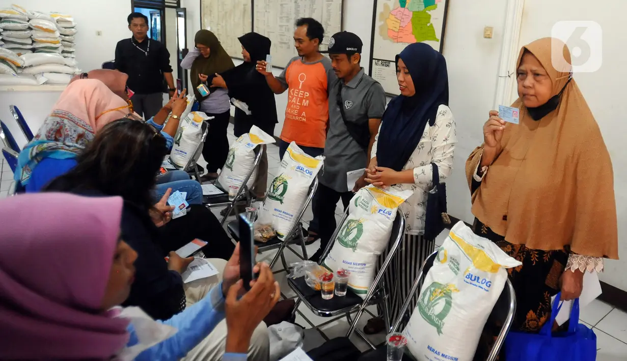 Bulog dibantu PT Pos Indonesia dalam mendistribusikan bantuan beras ke seluruh penjuru negeri. (merdeka.com/Arie Basuki)