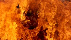 Peti berbentuk naga yang berisi jenazah anggota keluarga dari pahlawan nasional I Gusti Ngurah Rai dibakar dalam prosesi upacara Ngaben di Desa Carangsari, Bali, Senin (29/4/2019). Ribuan waga mengiringi kremasi terhadap jenazah putra kedua dan cucu dari I Gusti Ngurah Rai itu. (SONNY TUMBELAKA/AFP)