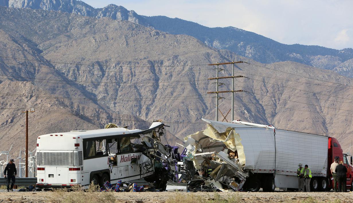 Petugas memeriksa sebuah bus pariwisata dan truk trailer usai bertabrakan di Jalan Raya Southern California, Amerika Serikat, (23/10). Kecelakaan tersebut terjadi saat bus pariwisata melakukan perjalanan ke Interstate 10. (REUTERS/Sam Mircovich)