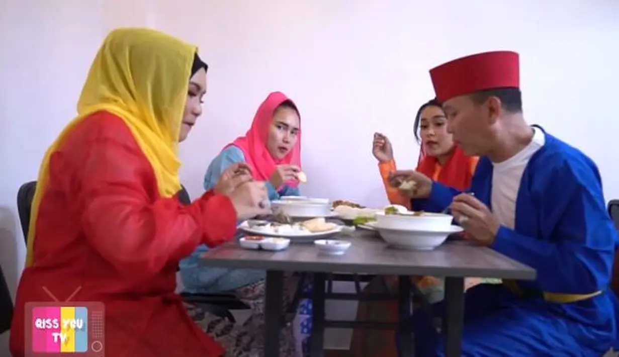 Ayu Ting Ting dan keluarga (YouTube/Qiss You TV)