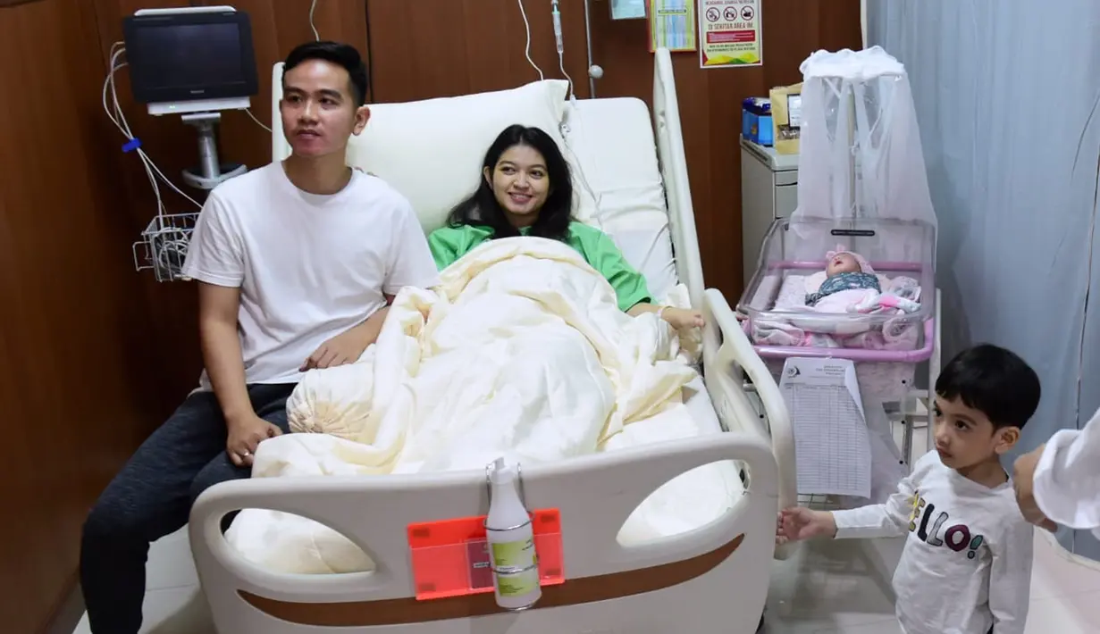 Putra Presiden Joko Widodo, Gibran Rakabuming Raka (kiri) menemani istrinya Selvi Ananda yang baru saja melahirkan La Lembah Manah di RS PKU Muhammadiyah, Surakarta, Jumat (15/11/2019). Gibran dan Selvi dikaruniai anak kedua berjenis kelamin perempuan. (Foto: Kris-Biro Pers Sekretariat Presiden)