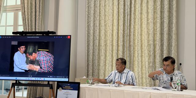 JK Pamer Foto Jokowi Berbaju Kotak-kotak: Dia Jadi Presiden Karena Saya