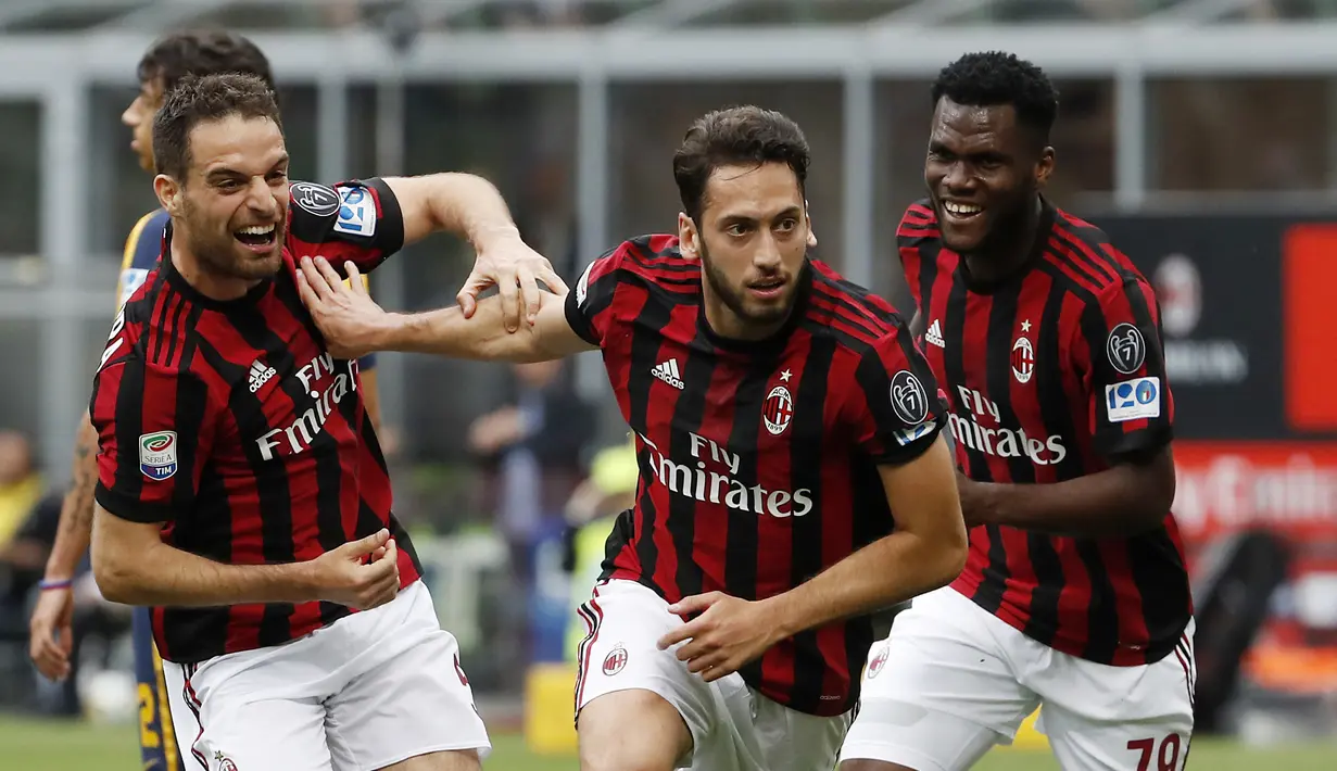 Pemain AC Milan, Hakan Calhanoglu (tengah) merayakan golnya ke gawang Hellas Verona pada lanjutan Serie A di San Siro stadium, Milan, (5/5/2018). AC Milan menang telak 4-1. (AP/Antonio Calanni)