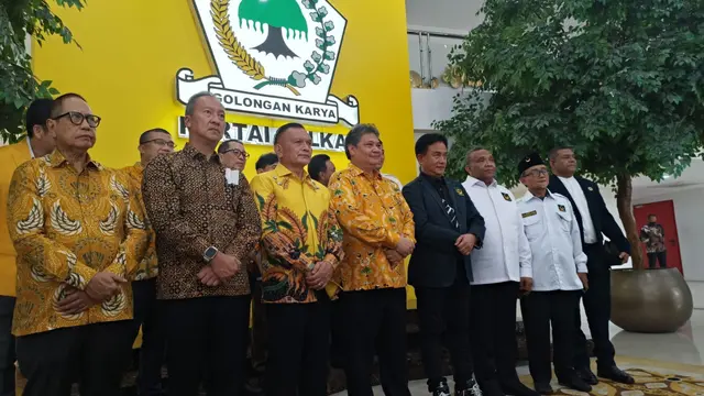 Ketua Umum Partai Golkar Airlangga Hartarto dan Ketua Umum PBB Yusril Ihza Mahendra bersama jajarannya di Kantor DPP Partai Golkar, Selasa (21/3/2023).