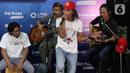 Grup band Slank bernyanyi usai peluncuran Slankops di Basecamp Slank, Jakarta, Selasa (19/7/2022). Slank bersama Menteri BUMN Erick Thohir dan Menteri Koperasi dan UKM Teten Masduki bernyanyi bersama membawakan lagu 'Ku Tak Bisa' dan 'Balikin'. (Liputan6.com/Herman Zakharia)