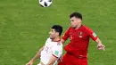 Pemain Iran, Mehdi Taremi melompat merebut bola dari pemain Portugal, Pepe Portugal pada matchday ketiga Grup B di Mordovia Arena, Selasa (26/6). Iran tersingkir dari Piala Dunia 2018 setelah hanya bisa menahan imbang Protugal 1-1. (AP/Darko Bandic)