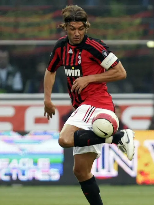 Bek AC Milan, Paolo Maldini mengontrol bola saat bertanding melawan Empoli di San Siro Stadium 21 Oktober 2007. Maldini telah meraih tujuh scudetto dan lima gelar Piala Champions/Liga Champions. (AFP Photo/Damien Meyer)