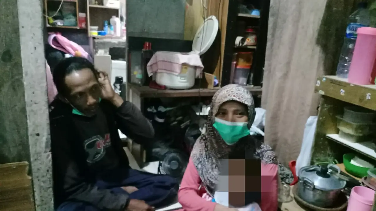 Balita Laila Fitriyah, anak kedua dari pasangan Surahman (41) dan Yuliani (34), diketahui berkelamin ganda. (Dian Kurniawan/Liputan6.com)