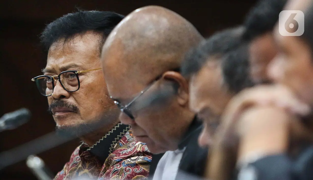 JPU pada KPK mendakwa SYL melanggar Pasal 12 huruf e, atau Pasal 12 Huruf F, atau Pasal 12 huruf B Juncto Pasal 18 Undang-Undang RI Nomor 31 Tahun 1999 tentang Pemberantasan Tindak Pidana Korupsi Juncto Pasal 55 Ayat (1) ke-1 Kitab Undang-undang Hukum Pidana (KUHP) Juncto Pasal 64 Ayat (1) KUHP. (Liputan6.com/Herman Zakharia)