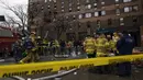 Petugas darurat bekerja di lokasi kebakaran gedung apartemen di Bronx, New York, Amerika Serikat, 9 Januari 2022. Sebanyak 19 orang tewas dalam kebakaran maut tersebut. (AP Photo/Yuki Iwamura)