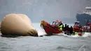 Tim penyelamat sedang melakukan pencarian di sekitar tempat kapal feri Sewol tenggelam, Minggu (27/04/2014) (Reuters/ Kim Kyung-Hoon).
