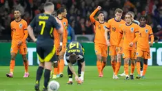 Pemain Belanda Tijjani Reijinders (tengah) melakukan selebrasi usai mencetak gol pembuka timnya dalam pertandingan sepak bola persahabatan internasional melawan Skotlandia di Johan Cruyff Arena, Amsterdam, Jumat, 22 Maret 2024. (AP Photo/Peter Dejong)