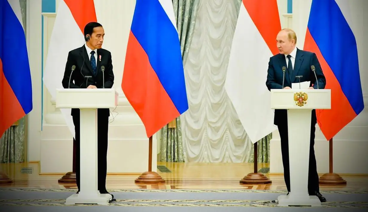 <p>Presiden Joko Widodo (kiri) bersama Presiden Rusia Vladimir Putin (kanan) menyampaikan pernyataan bersama di Istana Kremlin, Moskow, Rusia, Kamis (30/6/2022). Setibanya Jokowi di Istana Kremlin langsung melakukan pertemuan tete-a-tete dengan Presiden Putin di Ruang Upacara Kenegaraan. (FOTO: Biro Pers Sekretariat Presiden)</p>