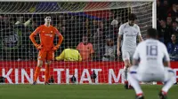 Kiper Chelsea, Thibaut Courtois, tampak kecewa usai disingkirkan Barcelona pada laga Liga Champions di Stadion Camp Nou, Kamis (15/3/2018). Barcelona menang 3-0 atas Chelsea. (AP/Manu Fernandez)