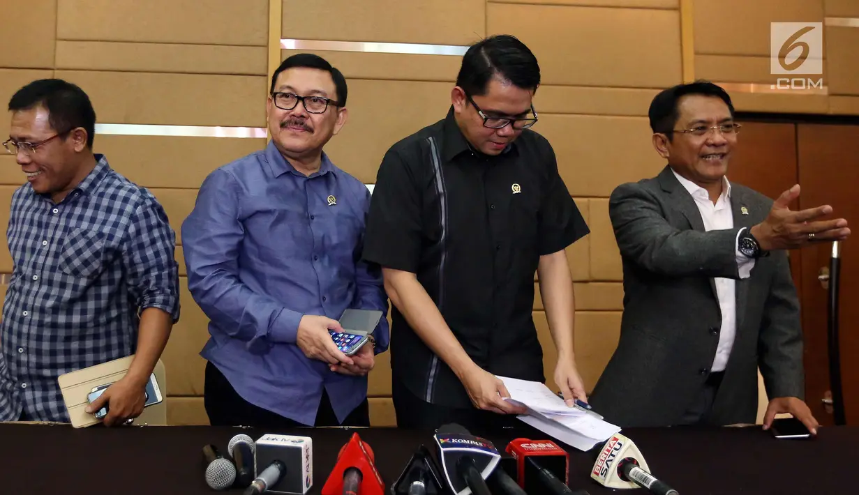 Wakil Ketua Pansus Hak Angket KPK Eddy Kusuma Wijaya (tengah) didampingi anggota Masinton Pasaribu (kiri), Arteria Dahlan (kedua kanan) memberikan keterangan pers terkait Ketua KPK Agus Rahardjo di Jakarta, Senin (20/9). (Liputan6.com/Johan Tallo)
