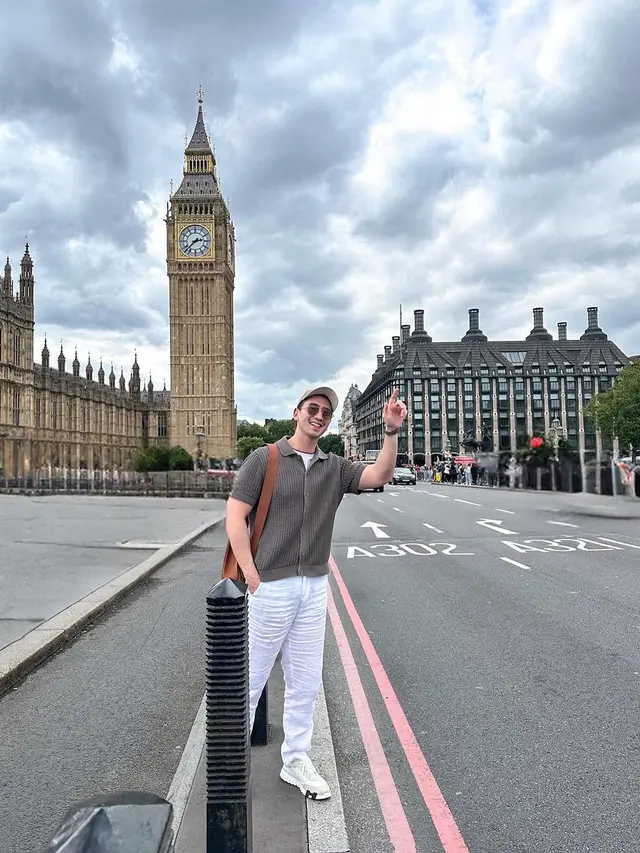 7 Potret Verrell Bramasta Liburan di London, Penampilan Jadi Sorotan