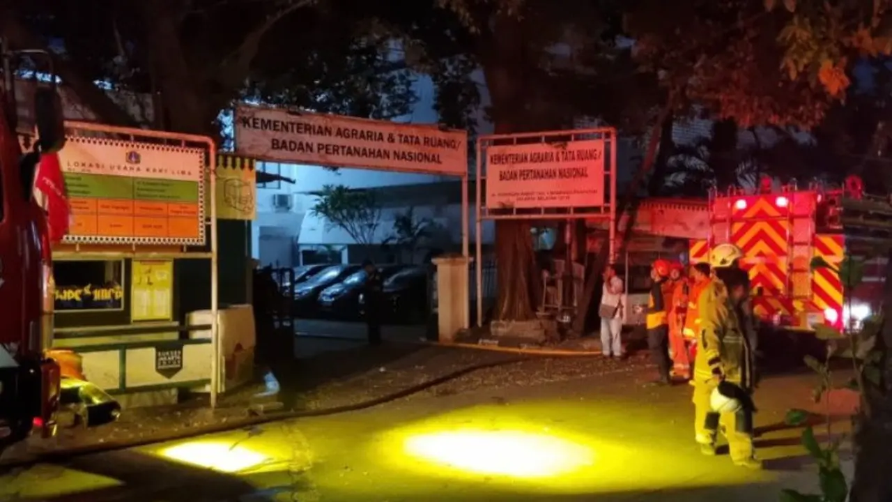 Kebakaran rumah tinggal di Jalan Kapten Tendean, Kuningan Barat, Mampang Prapatan, Jakarta, Minggu (15/3/2026).