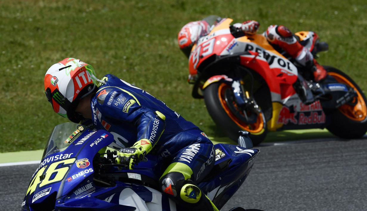 Sejak saat itu, Marquez seolah mendapat peran sebagai musuh abadi Rossi, pun demikian sebaliknya, apalagi setelah insiden sususan di Argentina pada 2018. (Foto: AFP/Filippo Monteforte)