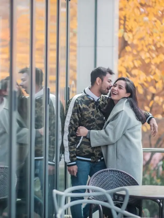 "Wajar-wajar aja setahun, dua tahun, tiga tahun ada masalah. Ya awal-awal pernikahan kan pasti lah penyesuaian dan lain-lain," tutur laki-laki asal Bandung ini. (Instagram/raffinagita1717)