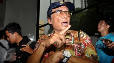 Aktor Toro Margens saat tiba di Resmob Polda Metro Jaya, Jakarta (4/10). Toro memenuhi panggilan untuk diperiksa dalam kasus kepemilikan senjata api ilegal Gatot Brajamusti. (Liputan6.com/Gempur M Surya)