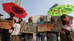 Dalam karnaval tersebut mereka menyampaikan suara keresahan menuntut pemerintah mengambil langkah serius memulihkan Krisis Iklim. (Liputan6.com/Angga Yuniar)
