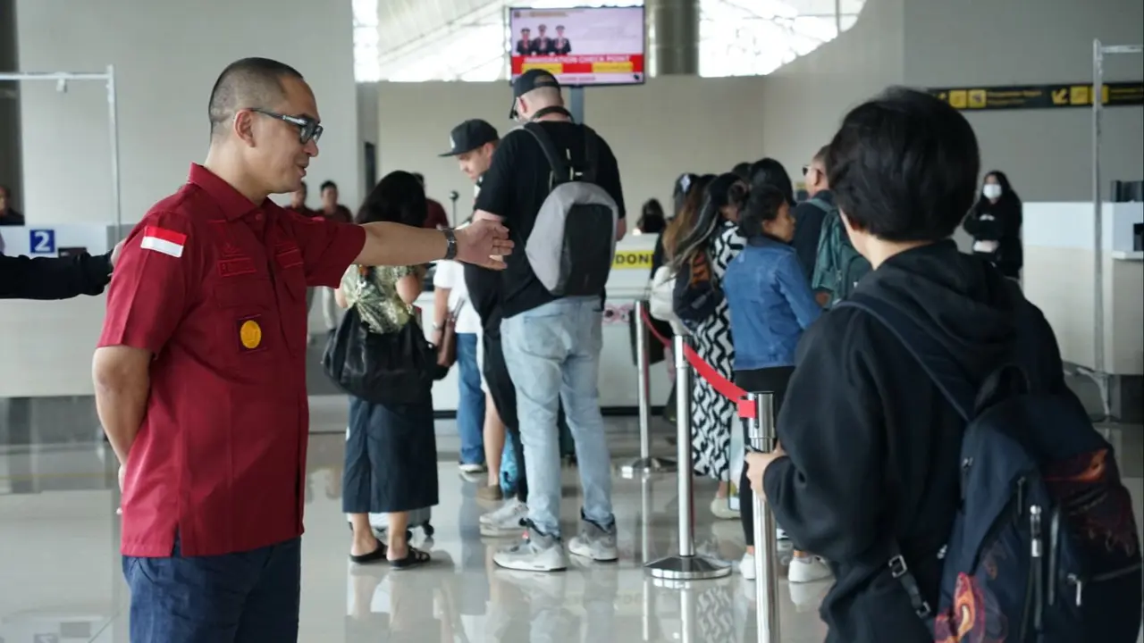 Ronald Lumbuun meninjau aktivitas penerbangan Bandara Sam Ratulangi Manado rangka libur dan cuti bersama perayaan Hari Raya Idulfitri 1445 H, pada Senin (8/4/2024).