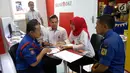 Karyawan Bank DKI menjelaskan aplikasi JakOne Mobile kepada pengunjung Pekan Raya Jakarta di Jakarta (23/5). Bank DKI turut berpartisipasi dalam PRJ yang digelar mulai tanggal 23 Mei hingga 1 Juni. (Liputan6.com/Pool/Budi)