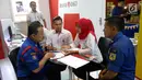 Karyawan Bank DKI menjelaskan aplikasi JakOne Mobile kepada pengunjung Pekan Raya Jakarta di Jakarta (23/5). Bank DKI turut berpartisipasi dalam PRJ yang digelar mulai tanggal 23 Mei hingga 1 Juni. (Liputan6.com/Pool/Budi)
