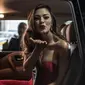Demi-Leigh Nel-Peters menyapa penggemarnya di Internasional OR Tambo di Johannesburg (24/1). Demi Leigh telah menghabiskan dua bulan di Las Vegas, Amerika setelah setelah dinobatkan sebagai Miss Universe 2017. (AFP Photo/Gulshan Khan)