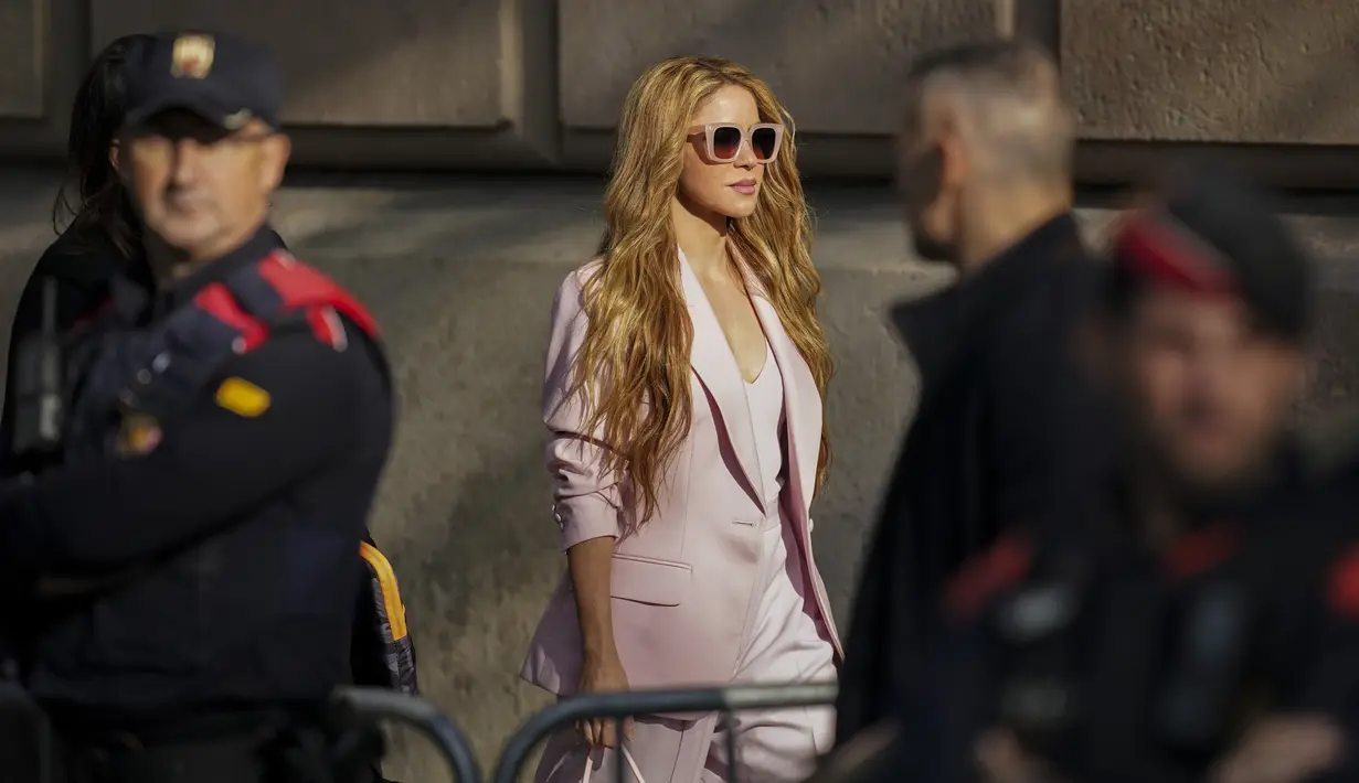 Pada persidangan tersebut, Shakira menjalin kesepakatan dengan jaksa agara terhindar dari hukuman penjara. (AP Photo/Joan Mateu Parra)