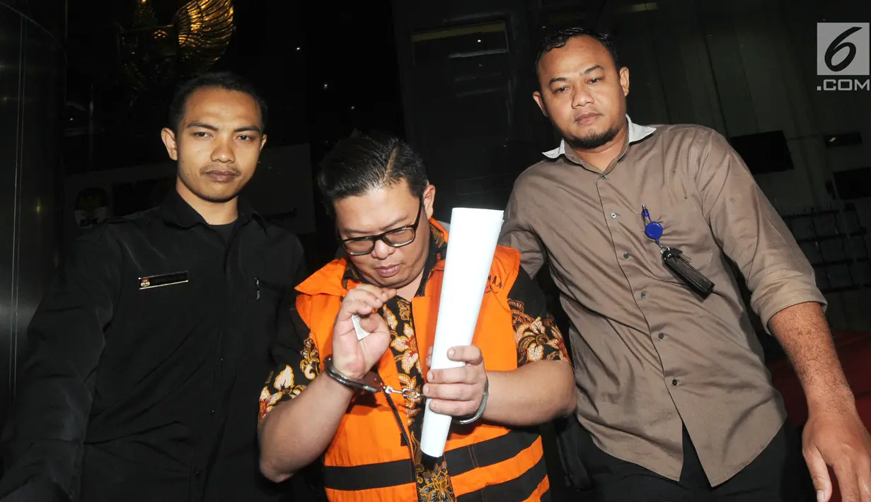Pengusaha Chandry Suanda alias Afung, penyuap Anggota DPR F-PDIP I Nyoman Dhamantra usai menjalani pemeriksaan di Gedung KPK, Jakarta, Jumat (9/8/2019). Afung ditahan bersama 5 tersangka terkait suap izin impor bawang putih dari Kementan dan SPI dari Kemendag. (merdeka.com/Dwi Narwoko)