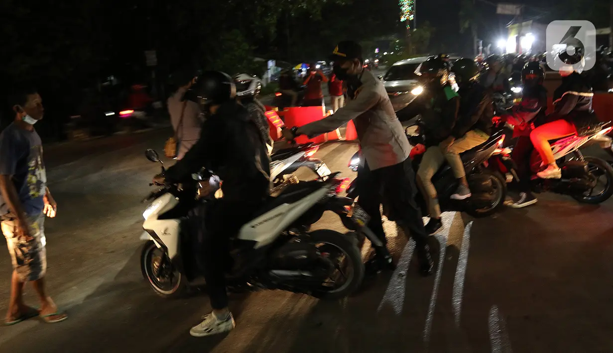Petugas Kepolisian melakukan penyekatan pemudik motor di Kedungwaringin, Kabupaten Bekasi, Jawa Barat, Minggu (9/5/2021). H-3 jelang Hari Raya Idul Fitri 1422H petugas gabungan memperketat penjagaan pemudik di perbatasan Kabupaten Bekasi dan Karawang. (Liputan6.com/Herman Zakharia)
