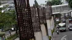 Penampakan tiang monorel yang terbengkalai di kawasan Kuningan, Jakarta, Selasa (13/1/2015). (Liputan6.com/Faizal Fanani)