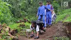 Mukhlis Abdul Holik (8) bersama teman-temannya menuju sekolah di Kampung Cikiwul Tonggoh, Sekarwangi, Sukabumi, Kamis (15/11). Keterbatasan fisik berupa cacat kaki sejak lahir tak menghalangi niat Adul untuk berangkat ke sekolah (Merdeka.com/Arie Basuki)