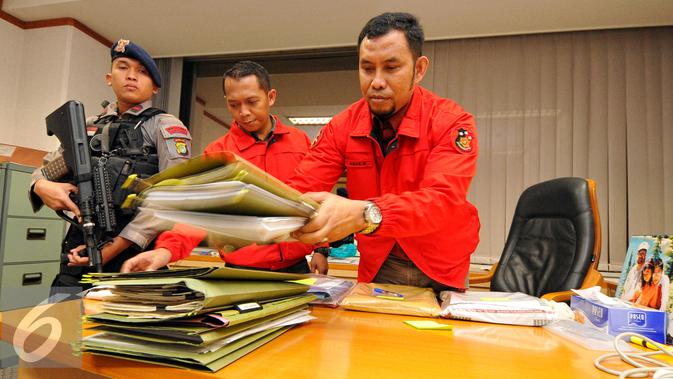 Dirtipikor Bareskrim Polri saat menggeledah kantor PT.Polytama propindo di Jakarta, Kamis (18/6/2015). Penyidik menggeledah kantor pendiri TPPI Honggo Wendratmo terkait korupsi penjualan kondensat dari SKK Migas kepada PT TPPI. (Liputan6.com/Yoppy Renato)