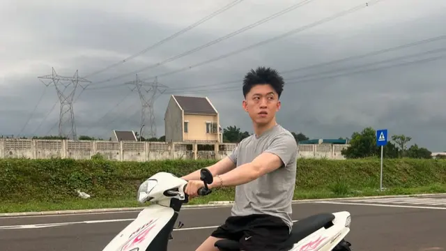 Rich Brian naik motor matic di Indonesia jadi sorotan. (credit:instagram.com/brianimanuel)