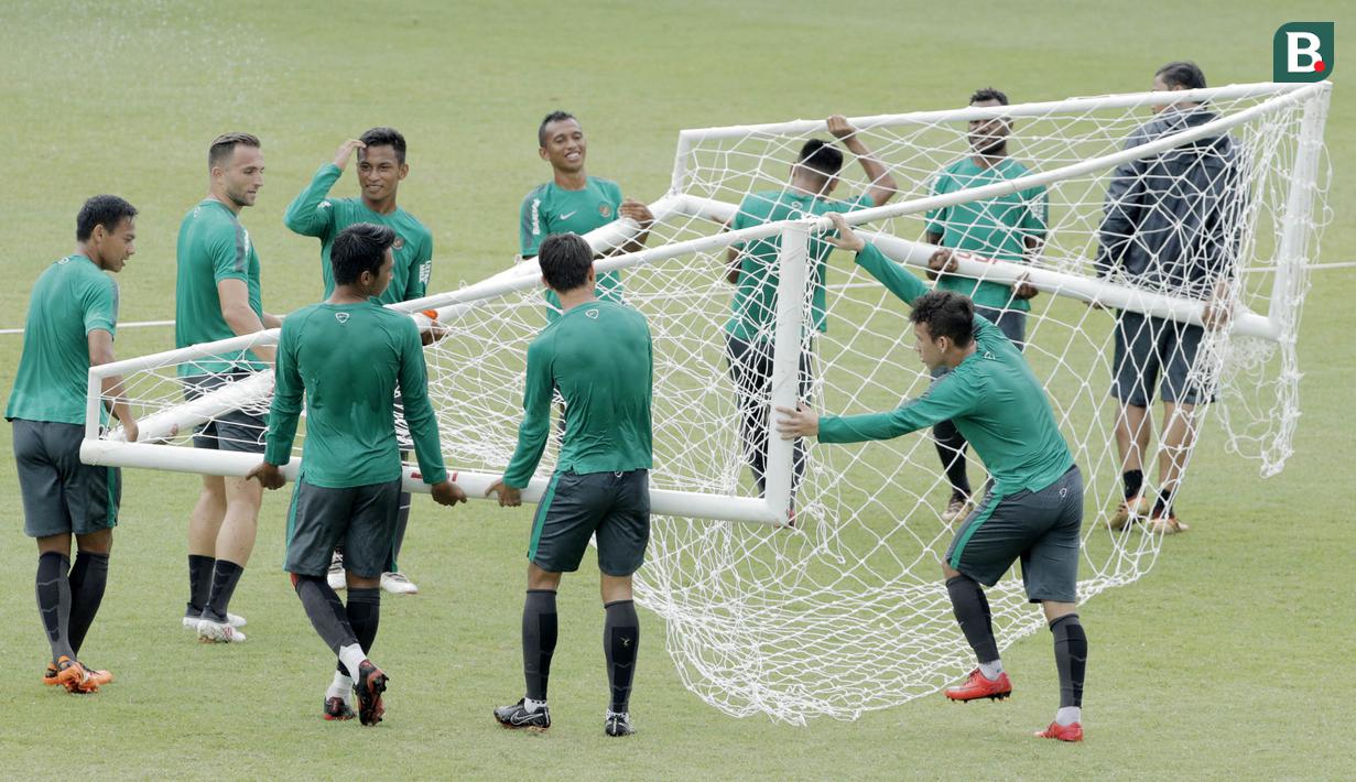 Pemain Timnas Indonesia menggotong gawang saat latihan di Lapangan ABC, Senayan, Jakarta, Kamis (22/2/2018). Pemusatan latihan tahap kedua ini dilakukan untuk persiapan Asian Games 2018. (Bola.com/M Iqbal Ichsan)