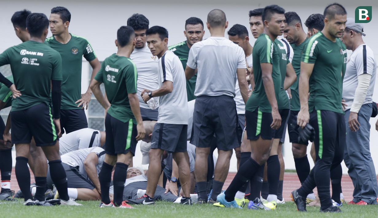 Sejumlah pemain tampak panik saat Direktur Teknik PSSI, Danurwindo, pingsan usai memantau sesi latihan di Stadion Wibawa Mukti, Jawa Barat, Sabtu (03/11/2018). Danurwindo ambruk ketika melakukan sesi foto bersama. (Bola.com/M Iqbal Ichsan)