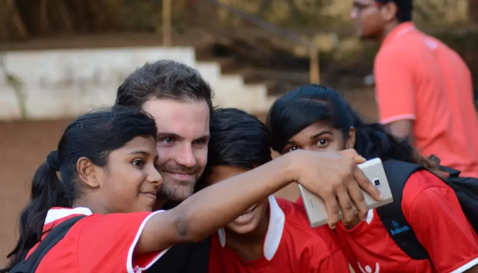 Juan Mata berfoto bersama anak-anak yang tergabung dalam kegiatan sosial bertajuk Common Goal. (The Telegraph).