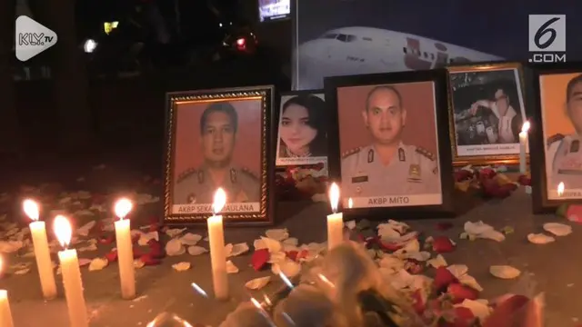 Puluhan pramugari Lion Air dan Polsek Balaraja, menggelar aksi seribu lilin dan doa bersama untuk korban pesawat Lion Air JT  610, dijalan raya Balaraja, Tangerang, Banten, Kamis malam.