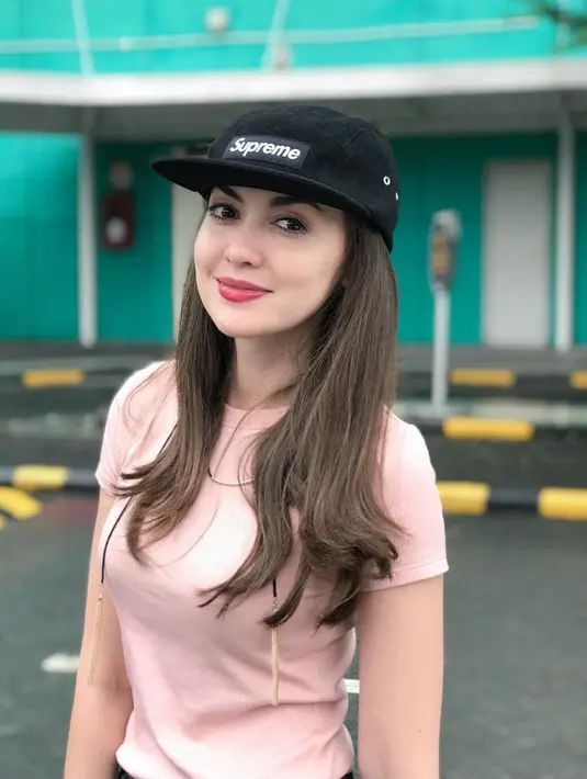 Tak selalu tampil girly, Rianti juga suka bergaya sporty. Seperti ini contohnya, Rianti memakai t-shirt berwarna pink dengan topi hitam di kepalanya. (Instagram/riantic)