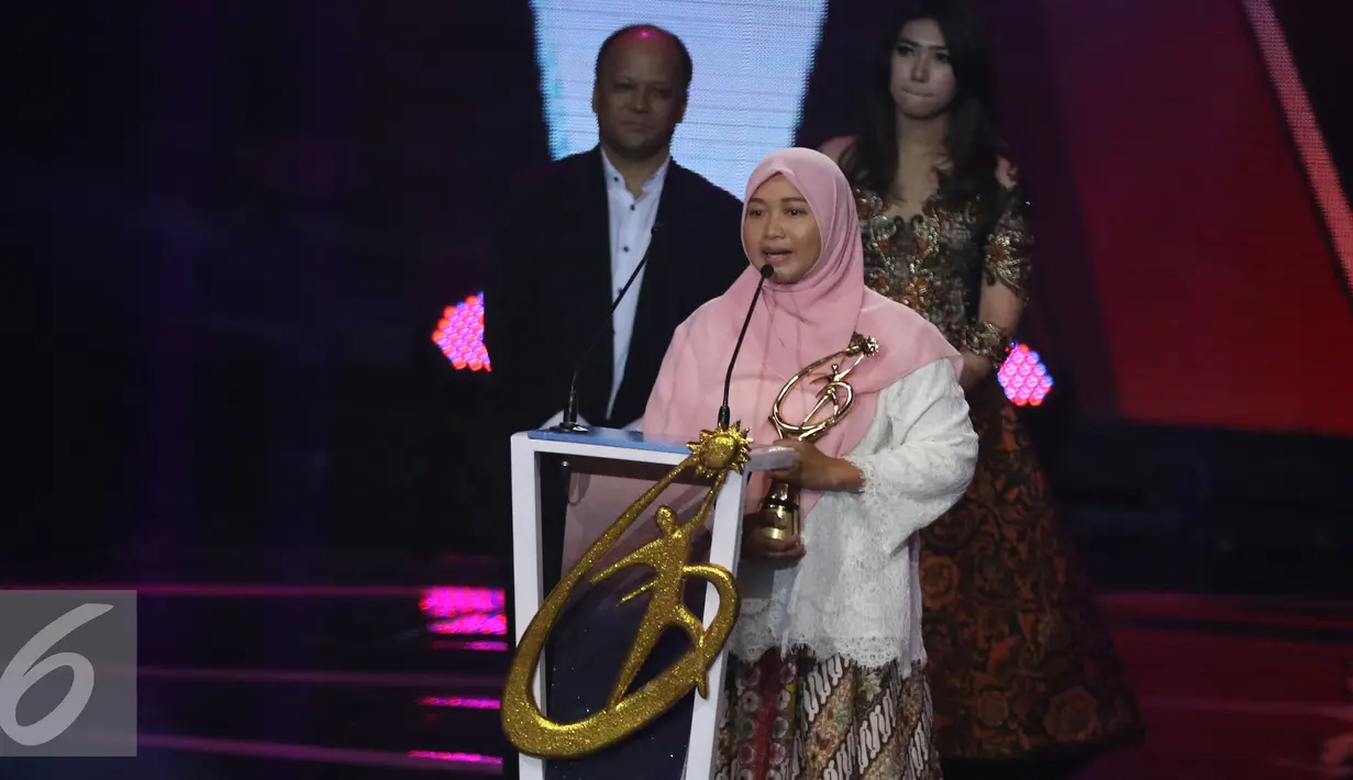 Pemenang Liputan 6 Awards 2016 Kategori Pendidikan, Heni Sri Sundani memberikan keterangan dalam ajang Liputan6 Awards 2016 SCTV di Studio 6 Emtek City, Jakarta, Kamis (26/5/2016). (Liputan6.com/Herman Zakharia)