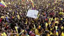 Beberapa suporter membentangkan tulisan "Thanks to Colombia's soccer team" saat menyambut kedatangan Timnas Kolombia di taman Bolivar, Bogota, (6/7/2014). (REUTERS/John Vizcaino) 