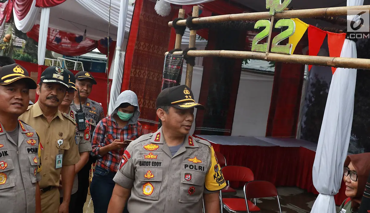 Kapolda Metro Jaya Irjen Gatot Eddy Pramono meninjau persiapan tempat pemungutan suara (TPS) di Kampoeng Pemilu Nusantara, Depok, Jawa Barat, Selasa (16/4). Peninjauan tersebut untuk memastikan persiapan dan keamanan penyelenggaraan pemilu serentak 17 April 2019. (Liputan6.com/Immanuel Antonius)
