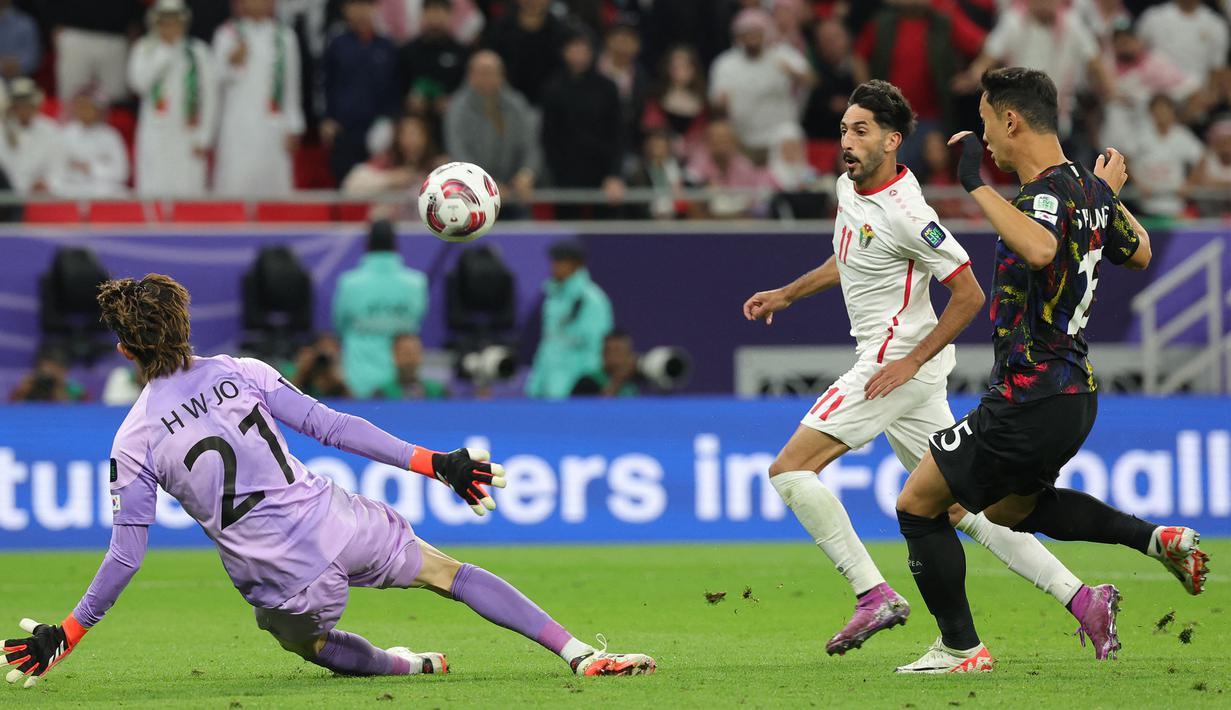 Pemain Yordania, Yazan Al-Naimat (tengah) mencetak gol pertama timnya ke gawang Korea Selatan pada laga semifnial Piala Asia 2023 di Ahmad Bin Ali Stadium, Doha, Qatar, Selasa (06/02/2024). (AFP/Giuseppe Cacace)