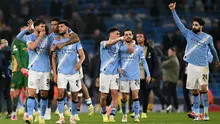 Manchester City tampil superior di Etihad Stadium dengan kemenangan besar 4-1 atas Borussia Dortmund dalam lanjutan fase liga Liga Champions 2025/2026. Tampak dalam foto, para pemain Manchester City, Ruben Dias, Savinho, Matheus Nunes, Phil Foden, Bernardo Silva, dan Josko Gvardiol bertepuk tangan kepada para penggemar usai pertandingan lanjutan fase liga Liga Champions 2025/2026 antara Manchester City dan Borussia Dortmund di Stadion Etihad, Manchester, Inggris barat laut, pada 5 November 2025 waktu setempat atau Kamis (6/11) dini hari WIB. (Oli SCARFF/AFP)