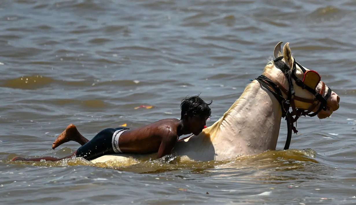 Sejumlah daerah di India mengalami kondisi panas ekstrem. (Punit PARANJPE/AFP)
