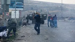 Suasana saat penangkapan demonstran Palestina di kota Ramallah, Tepi Barat, (13/12). Para demonstran menentang keputusan Presiden AS, Donald Trump terkait Yerusalem sebagai ibu kota Israel. (AP Photo / Nasser Shiyoukhi)